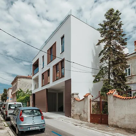 Puntino & Garage * بولا