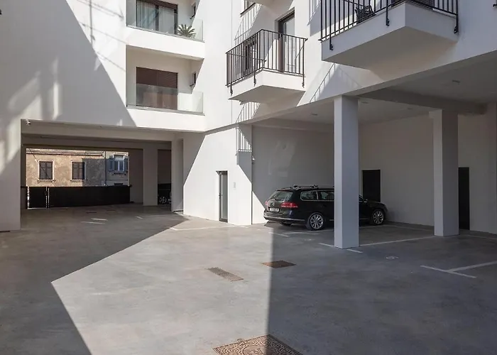 Puntino & Garage بولا
